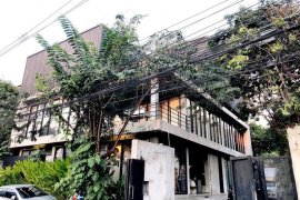 10 Bedroom Commercial for rent in Chan Kasem, Bangkok near MRT Chankasem