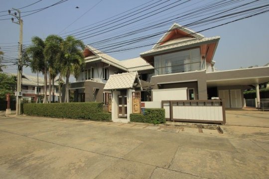 Houses for Sale in Bangkok | Dot Property