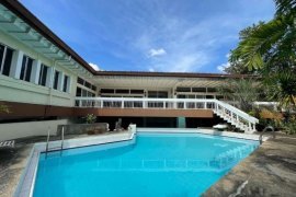 House for sale in Urdaneta, Metro Manila