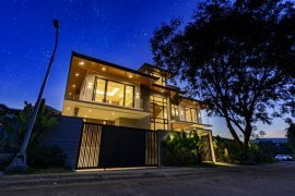 4 Bedroom House for sale in Almanza Dos, Metro Manila