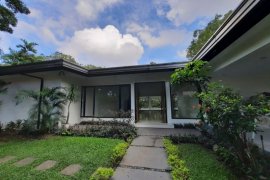 4 Bedroom House for rent in Urdaneta, Metro Manila near MRT-3 Buendia