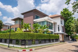 4 Bedroom House for rent in Hua Mak, Bangkok near MRT Rajamangala Stadium