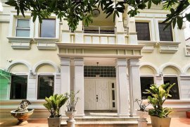 5 Bedroom House for rent in Phra Khanong, Bangkok near BTS Thong Lo