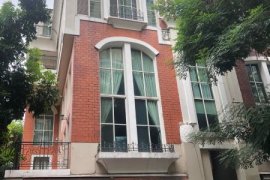 3 Bedroom Townhouse for rent in Khlong Tan Nuea, Bangkok