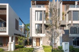 3 Bedroom Townhouse for sale in IRIS Residence 101, Bang Chak, Bangkok