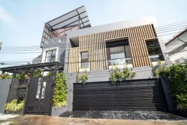 4 Bedroom House for sale in Khlong Tan Nuea, Bangkok