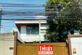 2 Bedroom House for rent in Khlong Toei, Bangkok near BTS Ekkamai