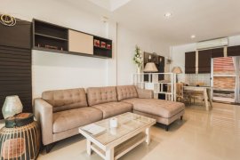 3 Bedroom House for rent in Hua Mak, Bangkok near Airport Rail Link Ban Thap Chang