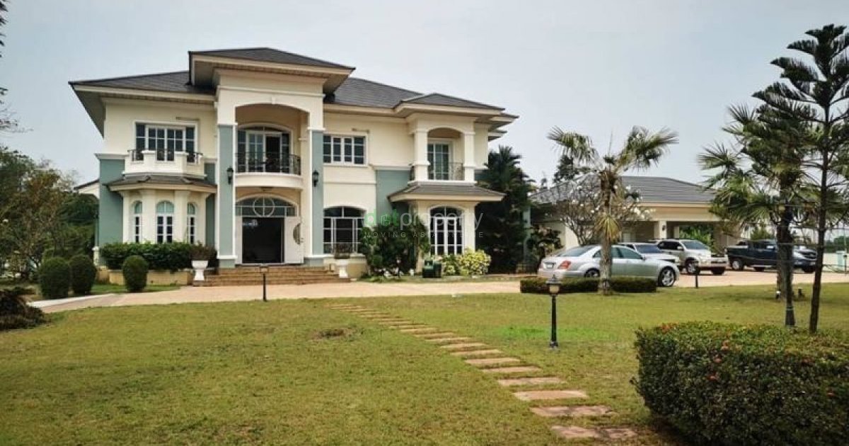 For Sale 5 Beds Condo in Mueang Nakhon Pathom, Nakhon Pathom, Thailand